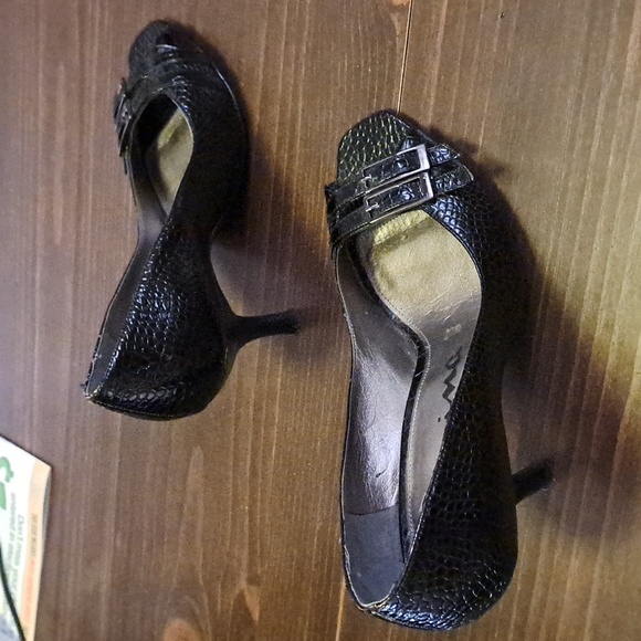 Vina, Ladies Black High Heels Snake Skin Pattern, size 7 1/2 M - Picture 3 of 5